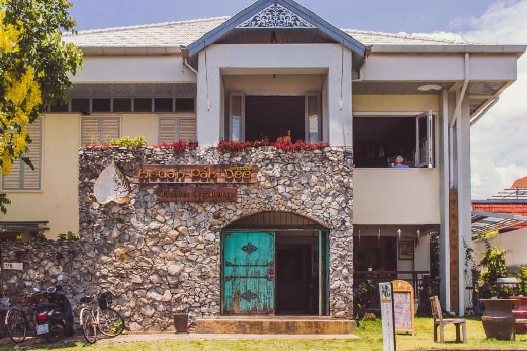 Stay at Heuan Pak Dee Hostel and Gallery