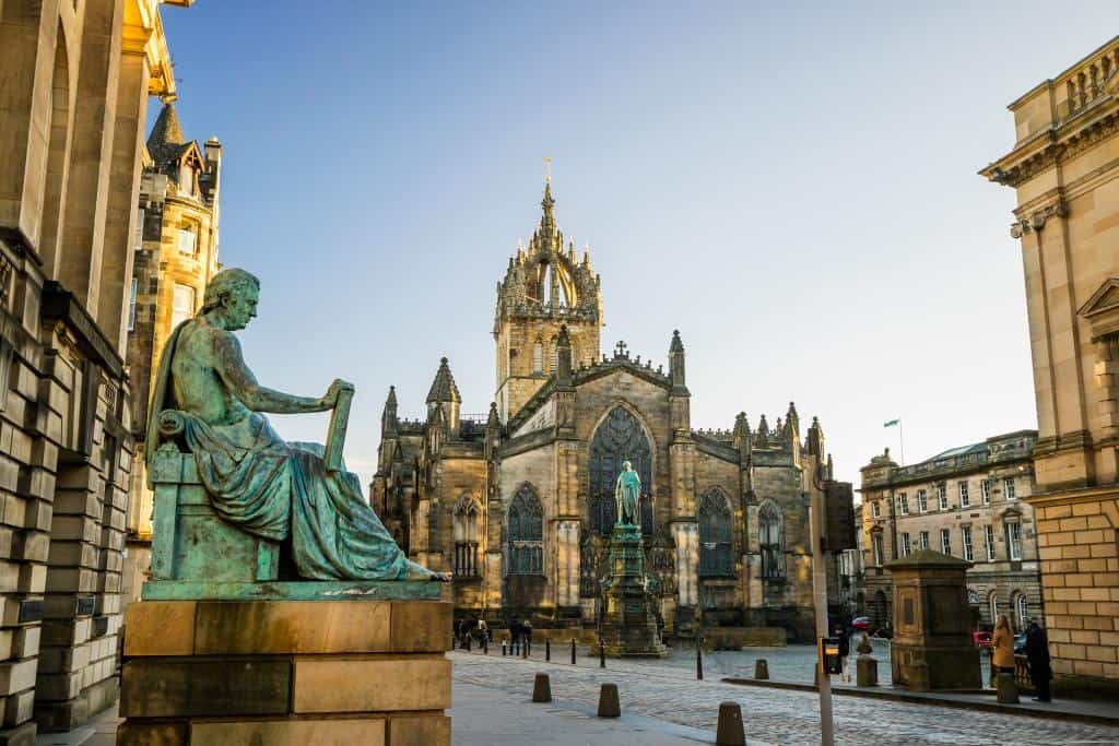 Europe Backpacking Route: Edinburgh Travel Guide.