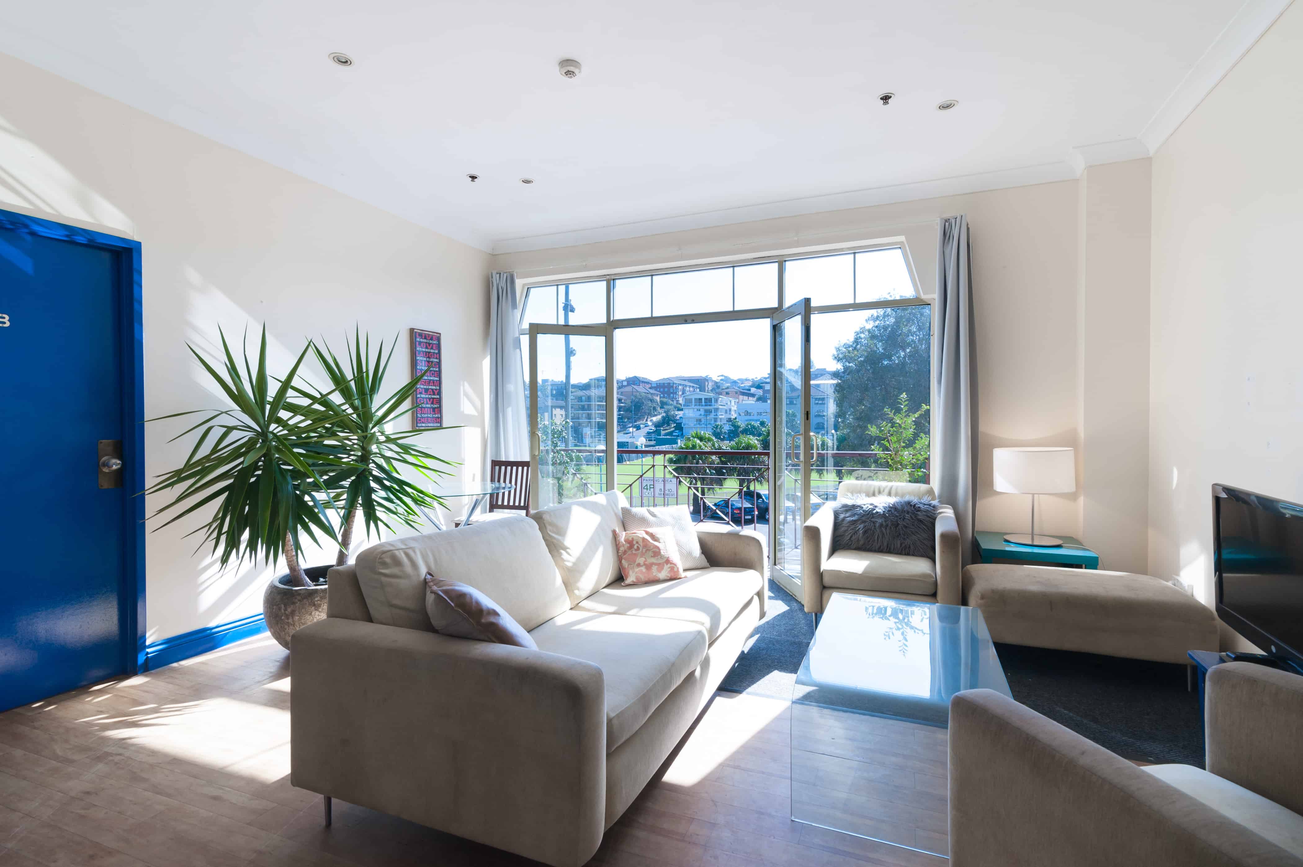 Where to Stay at Coogee Beach - Mad Monkey Coogee Beach - Coogee Beach Backpackers Guide – Coogee Beach on a budget