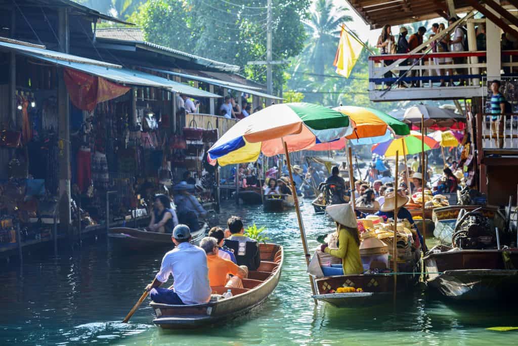 “Ká” and “Kráp” - The Coolest and Most Interesting Traditions in Thailand