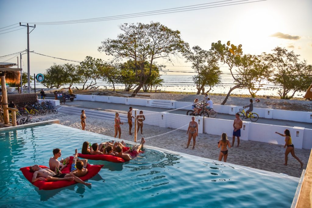 Mad Monkey Gili T pool