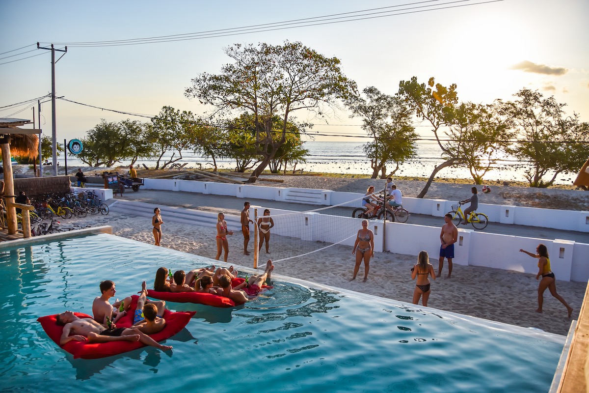 Mad Monkey Gili T pool