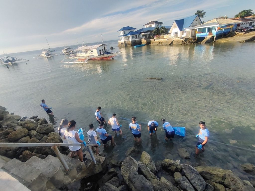 Mad Monkey Cebu guests collecting trash 