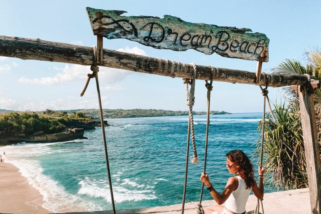 Swing overlooking Dream Beach during Nusa Penida island hopping.